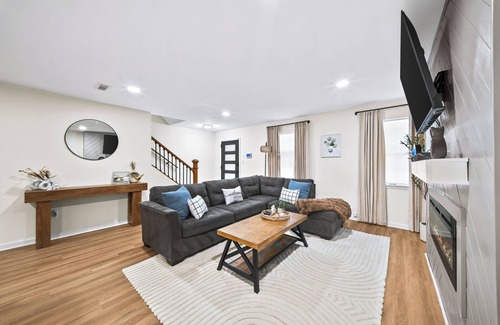 Stockbridge House | The Hidden Oasis-Beautiful 4 bdrm home in Jonesboro minutes away from Atlanta!