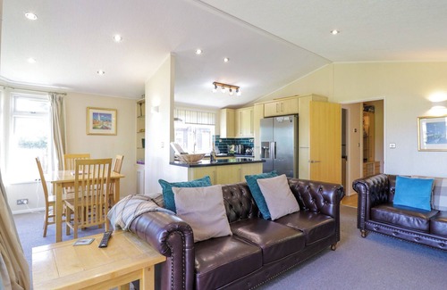 Aldeburgh Cottage | THE HIDE OUT, ALDEBURGH, pet friendly, with open fire in Aldeburgh