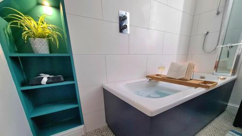 Wareham House | The Hideaway - Central Wareham, Roof terrace, Garden & Parking