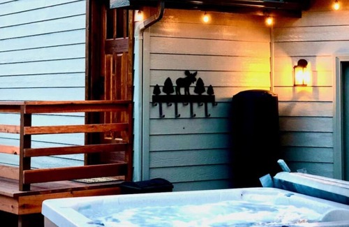 Kalispell Apartment | The Hideaway for 2 at Lone Moose Lodge Priv HotTub