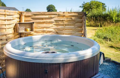 Whitestone Apartment | The Hideaway Hut - 1 Bed Shepherds Hut - Hereford