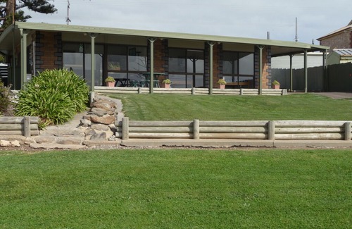 Penneshaw House | The Hideaway is absolute seafront position 3 bedroom house in Penneshaw