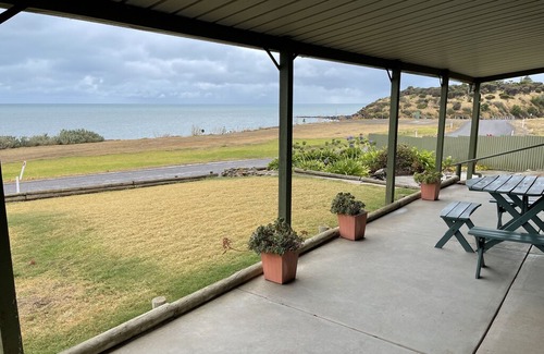 Penneshaw House | The Hideaway is absolute seafront position 3 bedroom house in Penneshaw