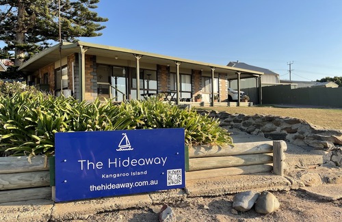 Penneshaw House | The Hideaway is absolute seafront position 3 bedroom house in Penneshaw