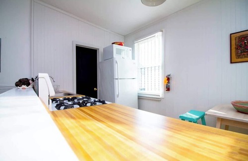 Queens House | The High Tide #9 One Bedroom Suite with Kitchen