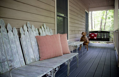 Highlands House | The Highlands Buck House, Newly Renovated Gorgeous In Town w/Private Pond