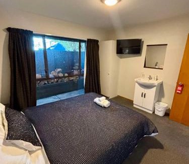 Harewood Hotel | The Highway Inn