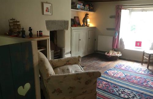 Llanfihangel Tal-y-llyn House | The Hillis Farmhouse - 6 Bed - Sleeps 11 - Pets