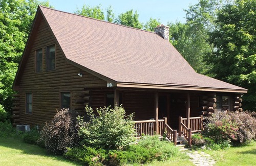 Beulah Cabin | The Hillside Hideaway at Crystal Lake - PRIVATE SPA AND SEASONAL LAKEVIEW!