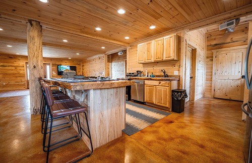 Hamden Cabin | The Hilltop at Puritan Ridge, sleeps up to 14 guests near Ohios top attractions!