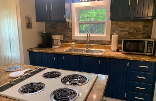 Shirley House | The Hilltop Hideaway, Extended Stays Welcome!