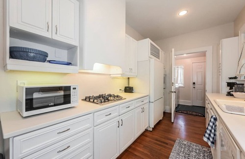 Candler Park Apartment | The Historical Escape