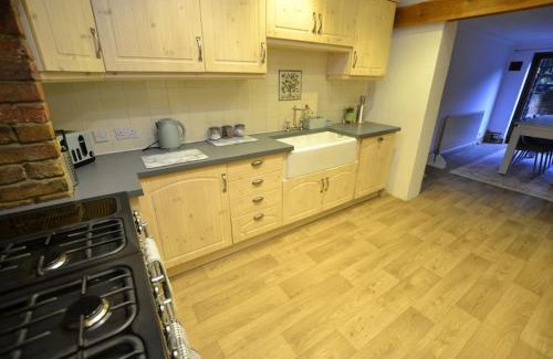 Maidstone House | The Hive 4 Bed House Pool Table Air-con