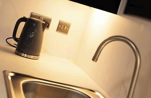 Queens Quarter Apartment | The Hockney- 2 bd Hip Ap. Ultra Fast WIFI