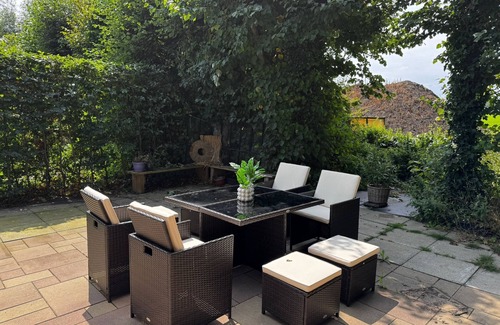 Egmond aan den Hoef House | The Hoeve'r Duinzicht vacation apartment is completely at ground level, has three comfortable bedrooms and a sheltered, green garden on the west side. Enjoy peace, space and privacy - with the beach and the cozy center in Fa