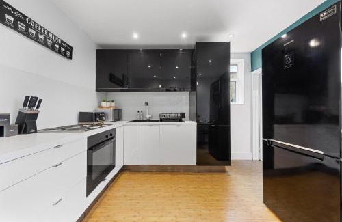 Watford Apartment | The Hogwarts Retreat - Cinema Room -