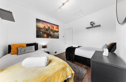 Watford Apartment | The Hogwarts Retreat - Cinema Room -
