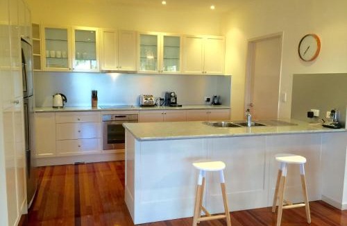 Kingfisher Bay House | The Holiday House