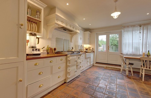 Holt House | The Hollies - a self catering cottage that sleeps 6 guests in 3 bedrooms