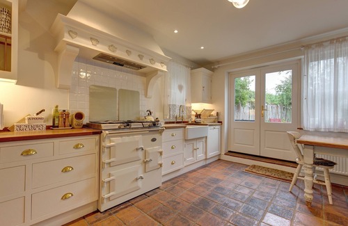 Holt House | The Hollies - a self catering cottage that sleeps 6 guests in 3 bedrooms