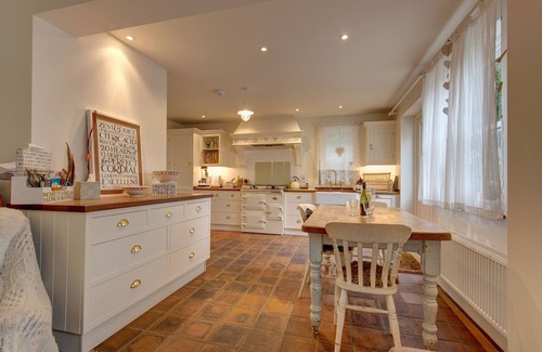 Holt House | The Hollies - a self catering cottage that sleeps 6 guests in 3 bedrooms