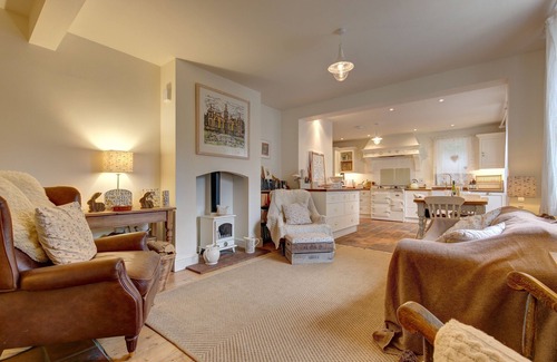 Holt House | The Hollies - a self catering cottage that sleeps 6 guests in 3 bedrooms