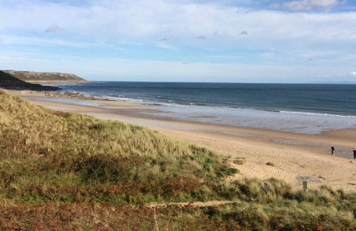 Horton House | The Hollies is situated in the beautiful area of Horton in the Gower Peninsular