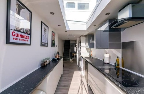 Roath House | The Hollywood - Large Beautiful 3 Bedroom House