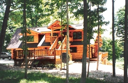 Egg Harbor Cabin | The Honey Dew Log Lodge in Egg Harbor Door County Wisconsin