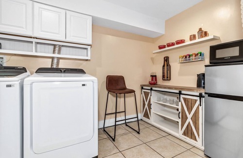 Candler Cottage | The Honeybee Cottage: Conveniently located close to Asheville