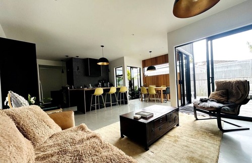 Mount Maunganui House | The HoneyComb Home - modern, gated and smartly designed. V.well located.