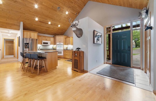 Duluth Cabin | The Honeycomb Hideout - Cozy lakeside cabin in lovely Duluth
