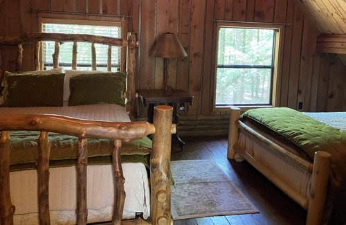 Drasco Cabin | "The Honeymooner" - a rustic, quaint little cabin. OPEN LABOR DAY WEEKEND