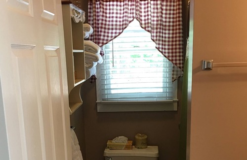 Flat Rock Cottage | The Honeysuckle Cottage 2 bedroom 2 bath sleeps 5- Located in Flat Rock, NC