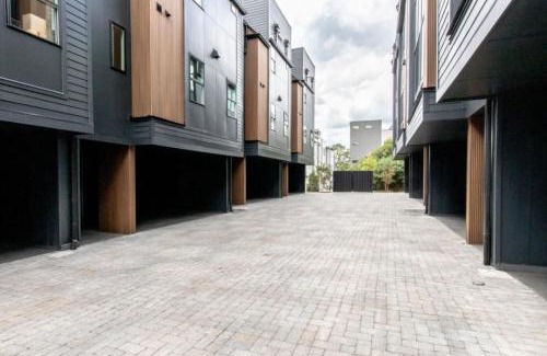 Katie Hill Neighborhood House | The Honkytonk Haven Hot Tub And Mini Golf Rooftop