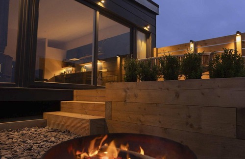 Rhosneigr Apartment | The Hoot; a large, modern studio annexe on Anglesey