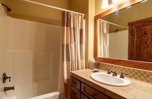 Tamarack Cottage | The Hot Toddy Cottage - Serene Cottage | Ski-In/Ski-Out, Private Hot Tub