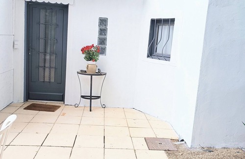 Aramon House | The house around the fig tree