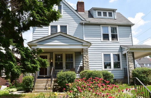 Clintonville Apartment | The House Hotels - Clintonville Crestview- Beautiful 3 Bedrooms - 5 Minutes to OSU ❤️🤍❤️