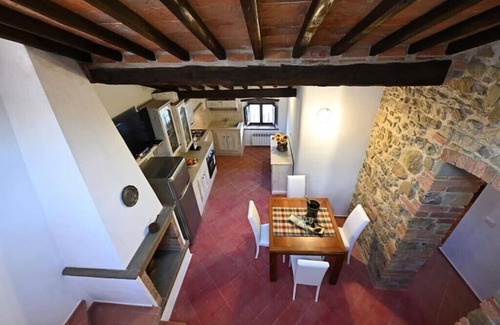Castelnuovo dei Sabbioni House | The house in the village