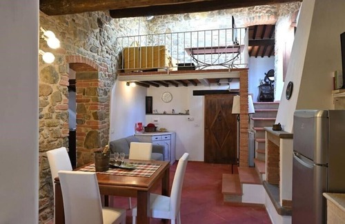 Castelnuovo dei Sabbioni House | The house in the village