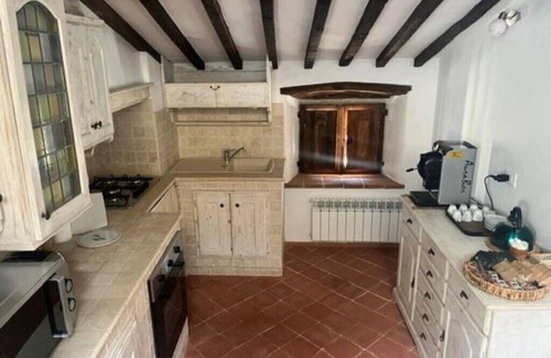 Castelnuovo dei Sabbioni House | The house in the village