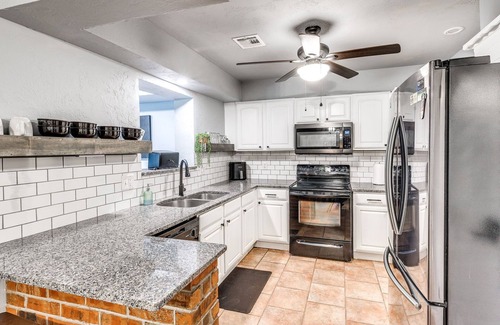 South Oklahoma City House | The House of Cards- just 8 mins to airport!