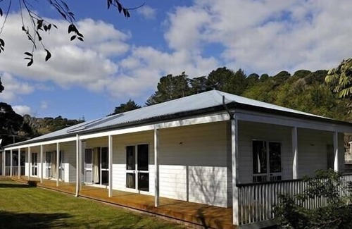 Onetangi Cottage | THE HOUSE OF PLENTY, family friendly, with a garden in Onetangi