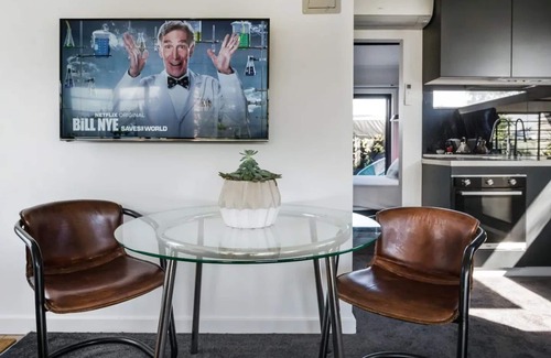 Windsor Apartment | The House of Windsor by Ready Set Stay - Queens Loft