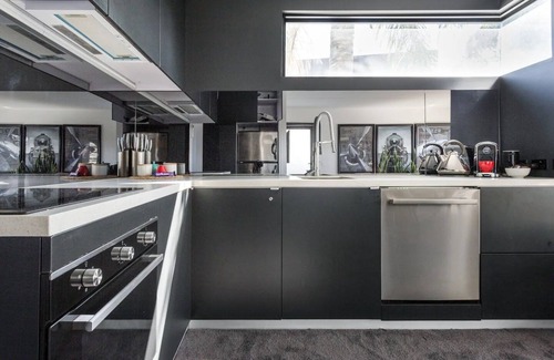 Windsor Apartment | The House of Windsor by Ready Set Stay - Queens Loft