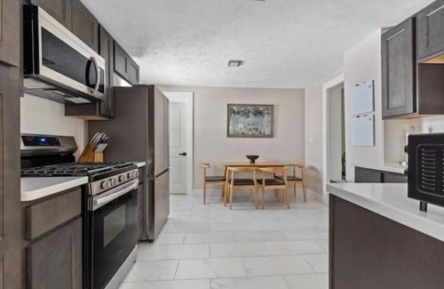 Erie House | The House on Park: 4 Bedroom/2 Bath Family-Friendly Home in the heart of Erie!