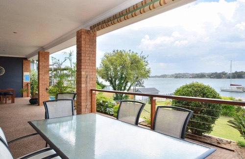 Fishing Point House | The House on the Lake @ Fishing Point, Lake Macquarie - honestly put the line in and catch fish
