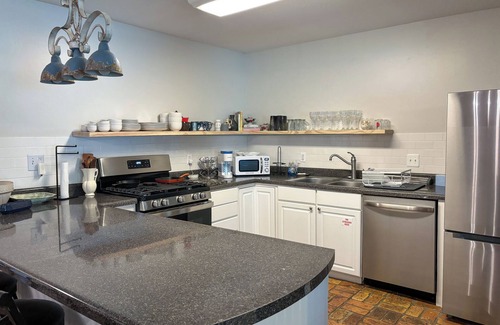 East Biloxi House | The Howard House in Biloxi – Walk to Beach, Art, and Entertainment