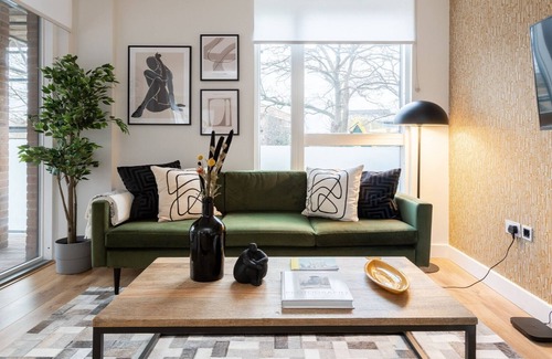 Haggerston Apartment | The Hoxton Docks - Modern & Bright 1BDR Flat With Study Room & Balcony